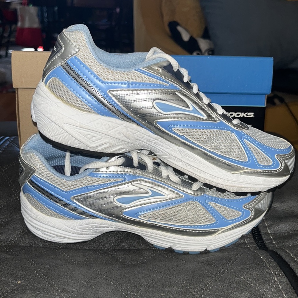 Brooks Kids Defyance Medium Silver/Plume/Wht/Marine Blue Size 4.5